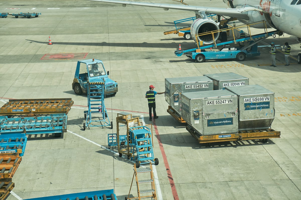 Carregamento de carga junto a uma aeronave