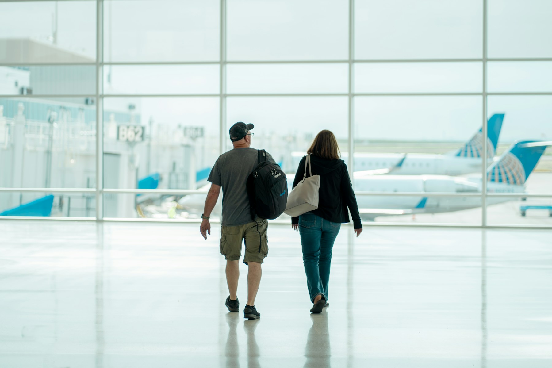Passageiros caminhando pelo saguão de um aeroporto
